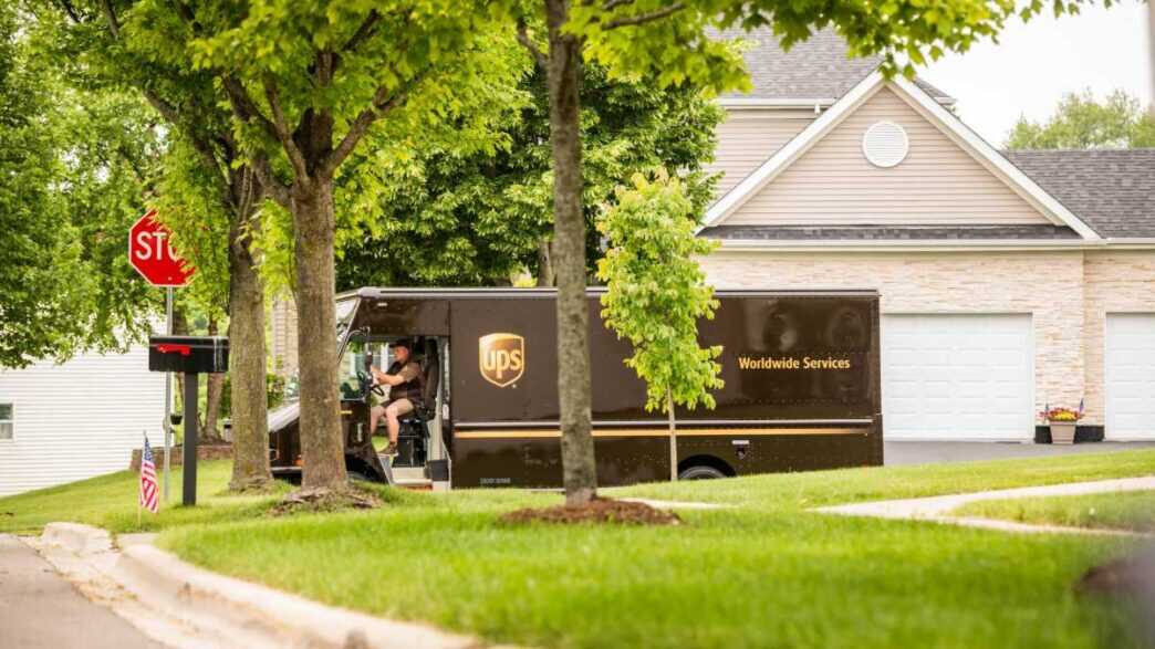 UPS recortará 30.000 empleos y reducirá las entregas diarias de Amazon