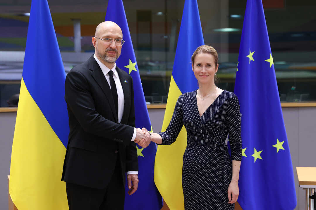 Kallas también expresó su preocupación por lo que describió como “numerosas concesiones” por parte de Kiev en el marco de las negociaciones de paz. Según Kallas, cualquier cesión territorial por parte de Ucrania solo debería contemplarse si garantiza una paz duradera y segura para el resto del país.