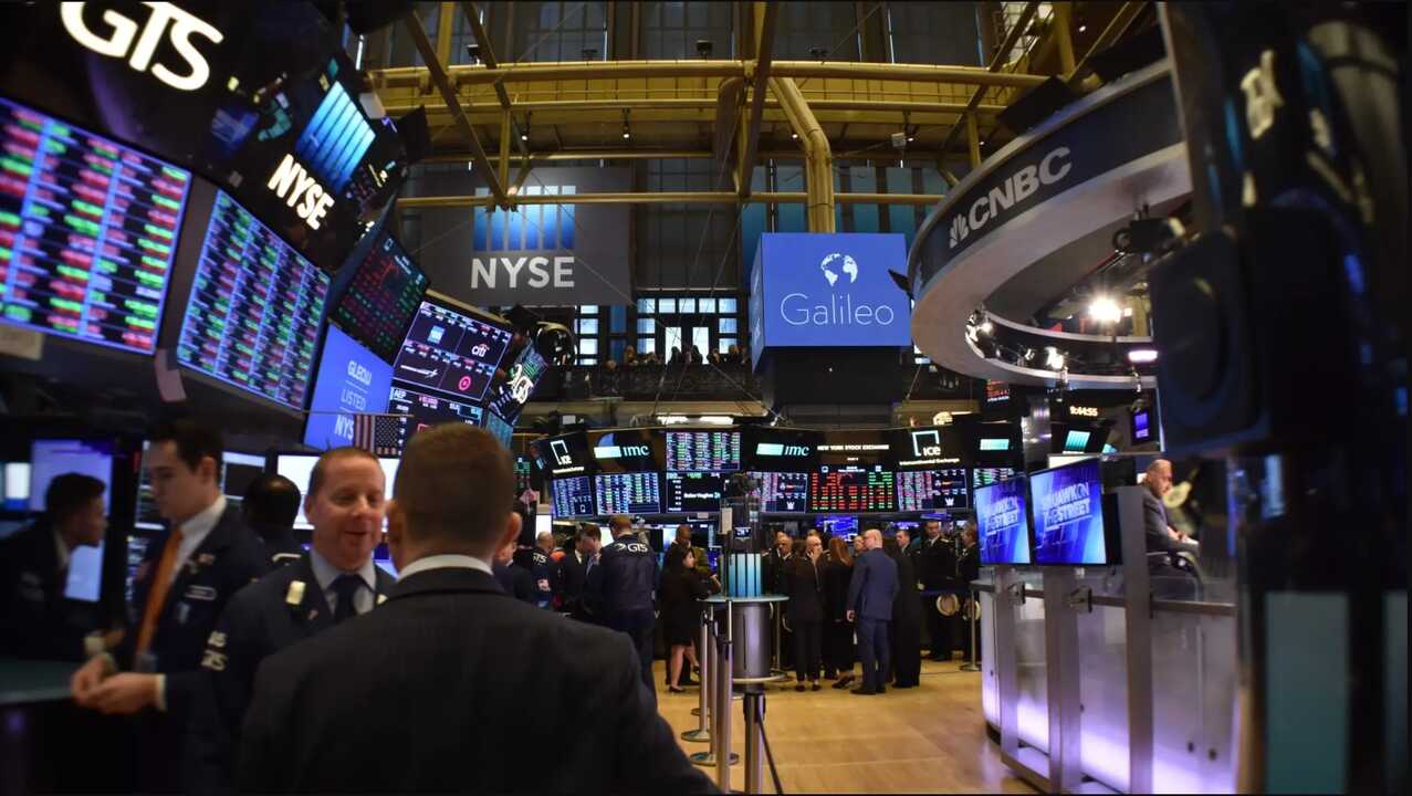 La combinación de estos factores: tensión geopolítica creciente, resultados empresariales decepcionantes y elevada sensibilidad a cualquier shock externo, ​ha provocado una corrección simultánea en acciones, criptomonedas y materias primas, mientras el capital se refugia en los activos más conservadores.