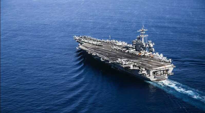 El atraque del destructor coincide con la operación en la zona del grupo de combate del portaaviones USS Abraham Lincoln, lo que refuerza la presencia naval estadounidense en aguas cercanas a Oriente Medio.