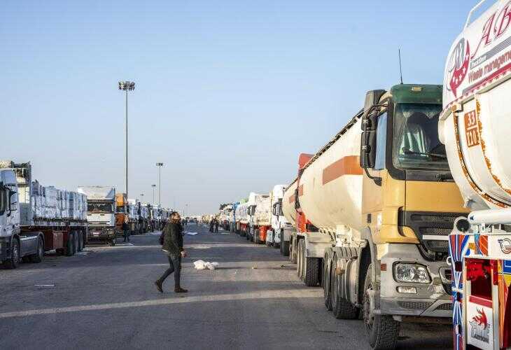 Camiones con ayuda humanitaria en el paso de Rafah