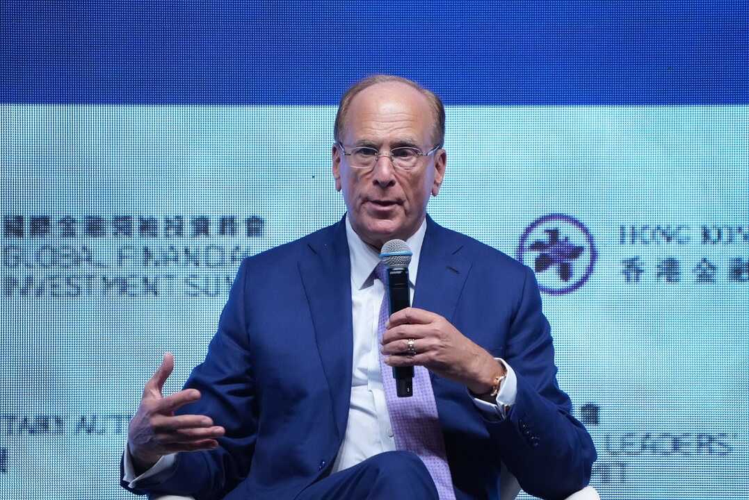 Durante su intervención en el evento JioBlackRock celebrado en India, Larry Fink fue directo: no cree que ​la inteligencia artificial esté inflada artificialmente ni que el entusiasmo actual sea comparable a burbujas financieras pasadas.