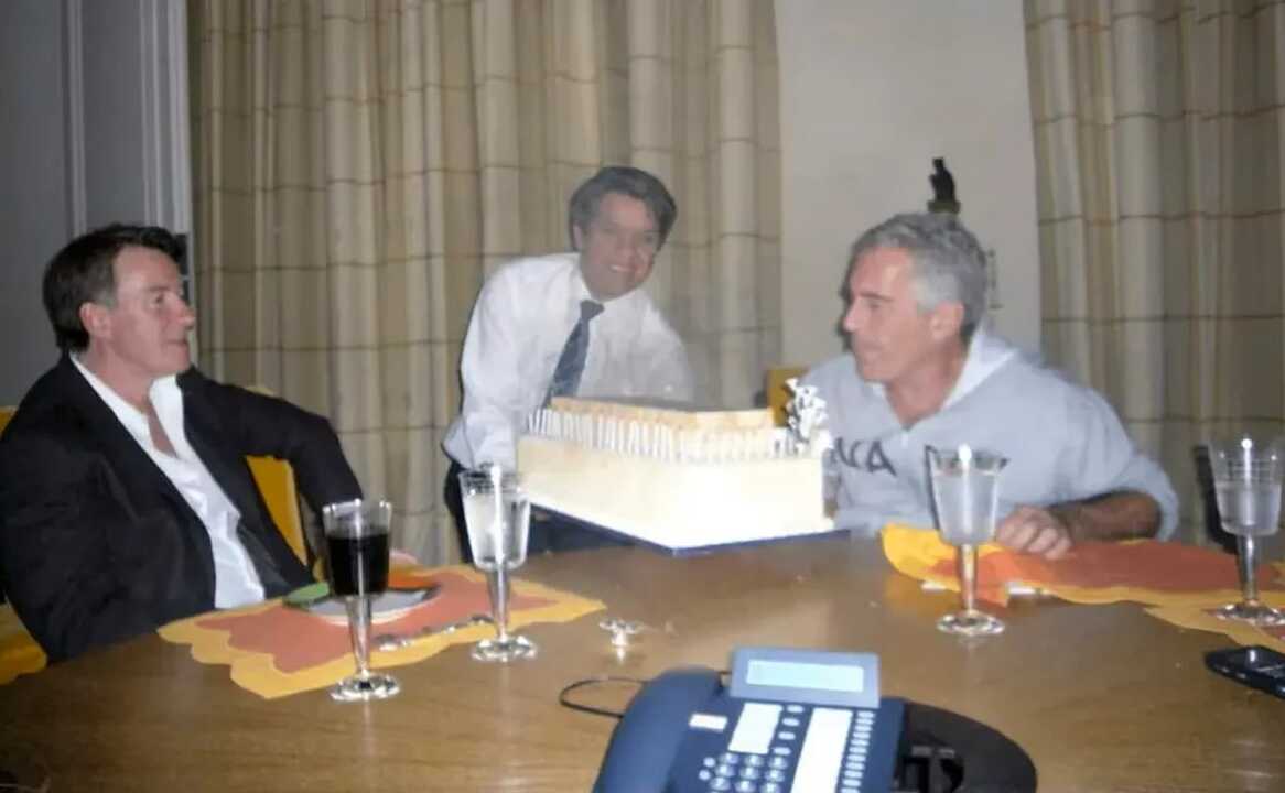 Mandelson ya fue cesado anteriormente como embajador británico en Estados Unidos tras surgir informaciones similares sobre su relación con Epstein