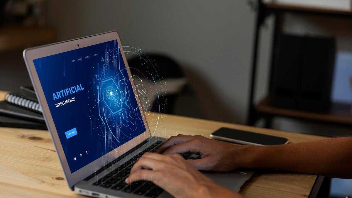 Trump sitúa el debate en una dimensión histórica. Internet transformó la economía global, generó trillones de dólares ​en valor y redefinió la comunicación. La afirmación de que la IA será aún mayor sugiere un cambio de paradigma todavía más profundo