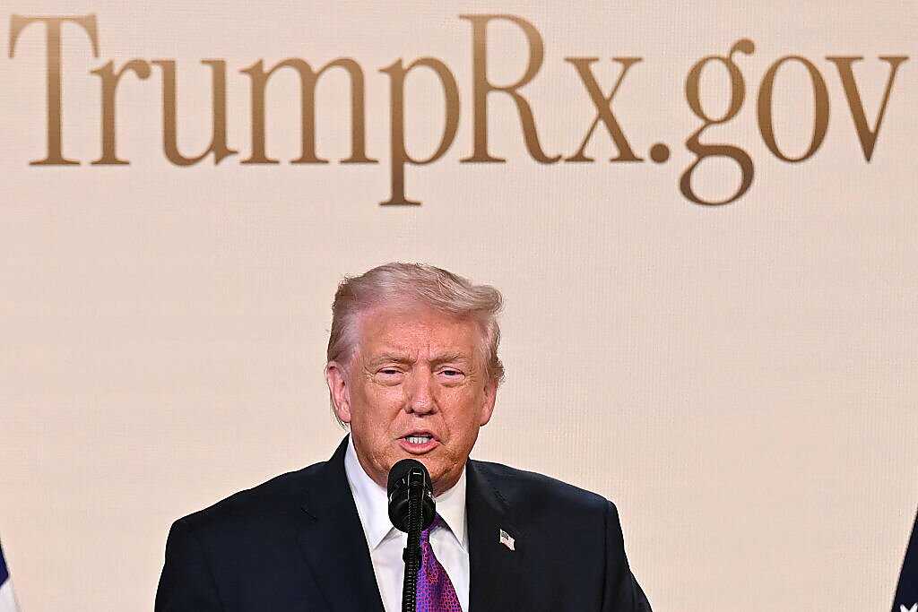 TrumpRx se presenta como una plataforma directa al consumidor que permite a los ciudadanos ​consultar y adquirir medicamentos recetados a precios rebajados, sin necesidad de utilizar seguros médicos.