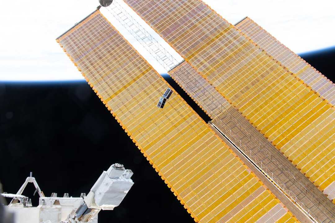Despliegue de satélites en órbita baja terrestre, images-assets.nasa.gov/image/iss073e0860130/iss073e0860130~orig.jpg