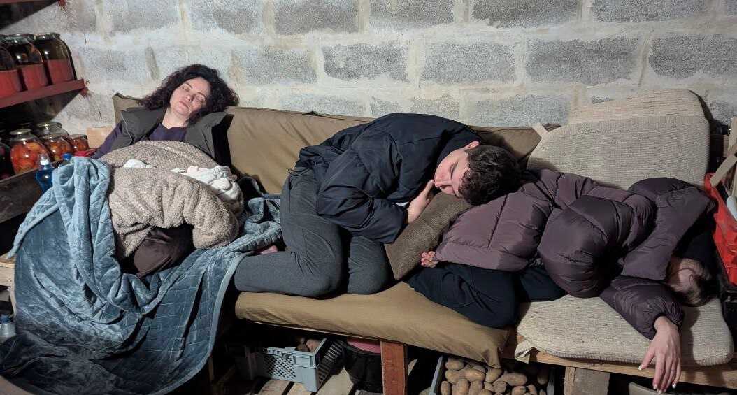 6-trabajadores-hacen-noche-refugio-antiaereo