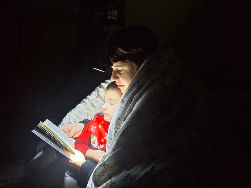 1-madre-lee-hijo-apagon