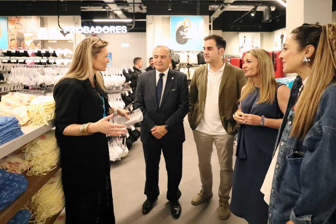 8939 El alcalde de Talavera - José Julián Gregorio - asiste a la inauguración de Primark Talavera - Maipi Guerrero - Javier Muñoz-Gallego