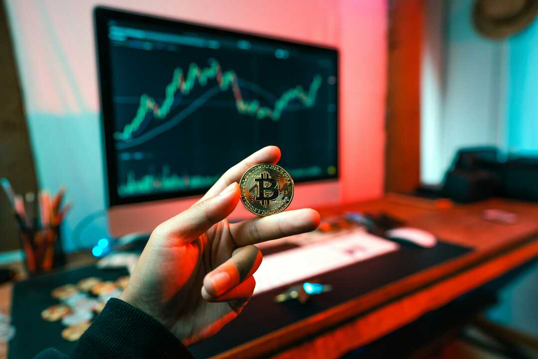 Bitcoin desafía todas las previsiones mientras Wall Street espera el dato de empleo