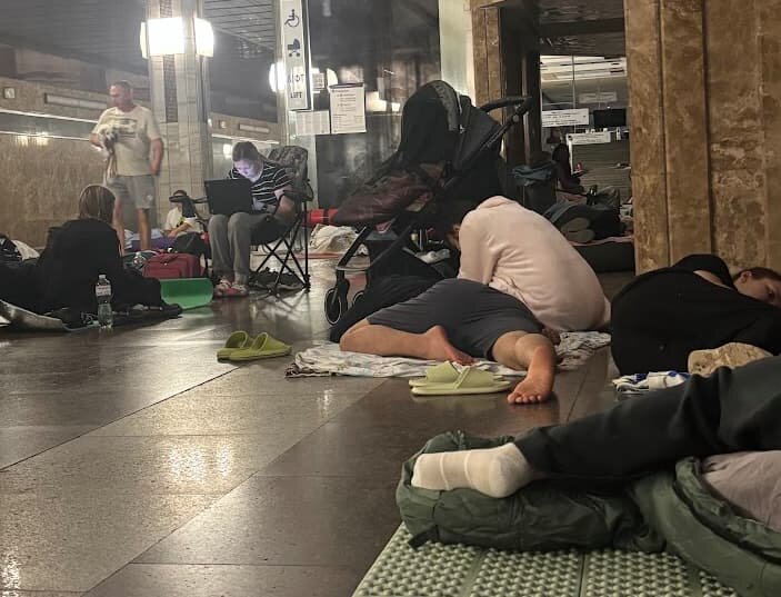Las personas afectadas por el ataque se refugian en el metro de Kiev