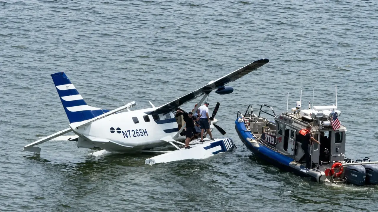 Ocho rescatados tras el duro amerizaje de un hidroavión en Nueva York