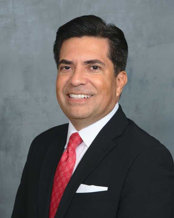Vince León - Senior Sales Manager