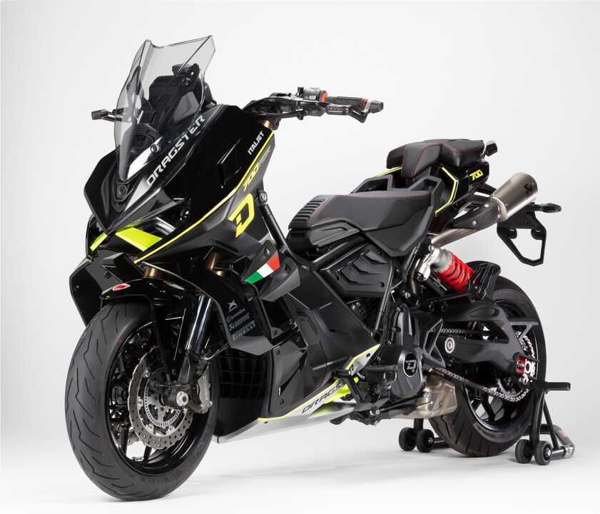 Dragster 700 Premium Black -Yellow Front Right ¾ View