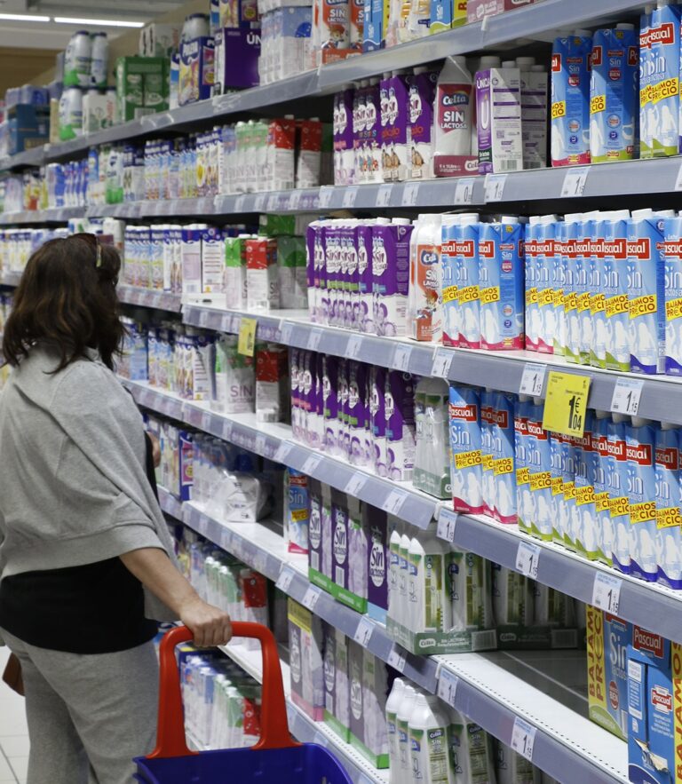 Gobierno de Cantabria, “decidido a perseguir” prácticas comerciales que “minusvaloren” el precio de la leche