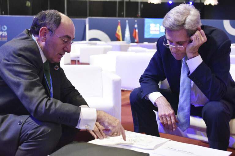Galán (Iberdrola) y John Kerry discuten el papel de las empresas en la descarbonización en la COP 26