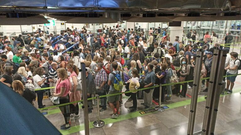 El “colapso” del control de pasaportes en aeropuertos recibe críticas de aerolíneas y Comunidad de Madrid