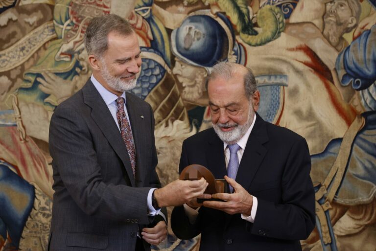 El Rey entrega el Premio Enrique V. Iglesias a Carlos Slim por su contribución al crecimiento de Iberoamérica